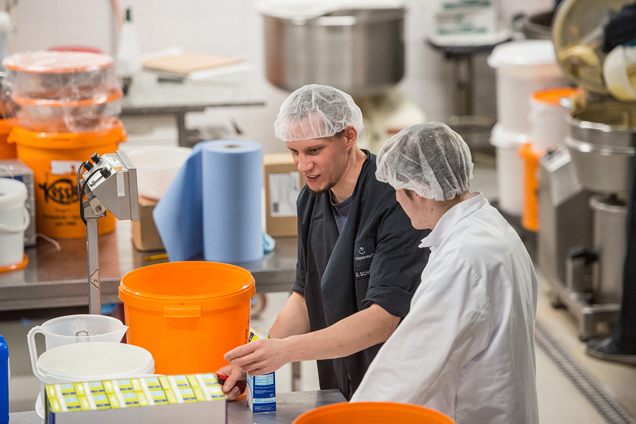 Coppeneur Mitarbeiter bei der gemeinsamen Arbeit in der Chocoladen-Manufaktur