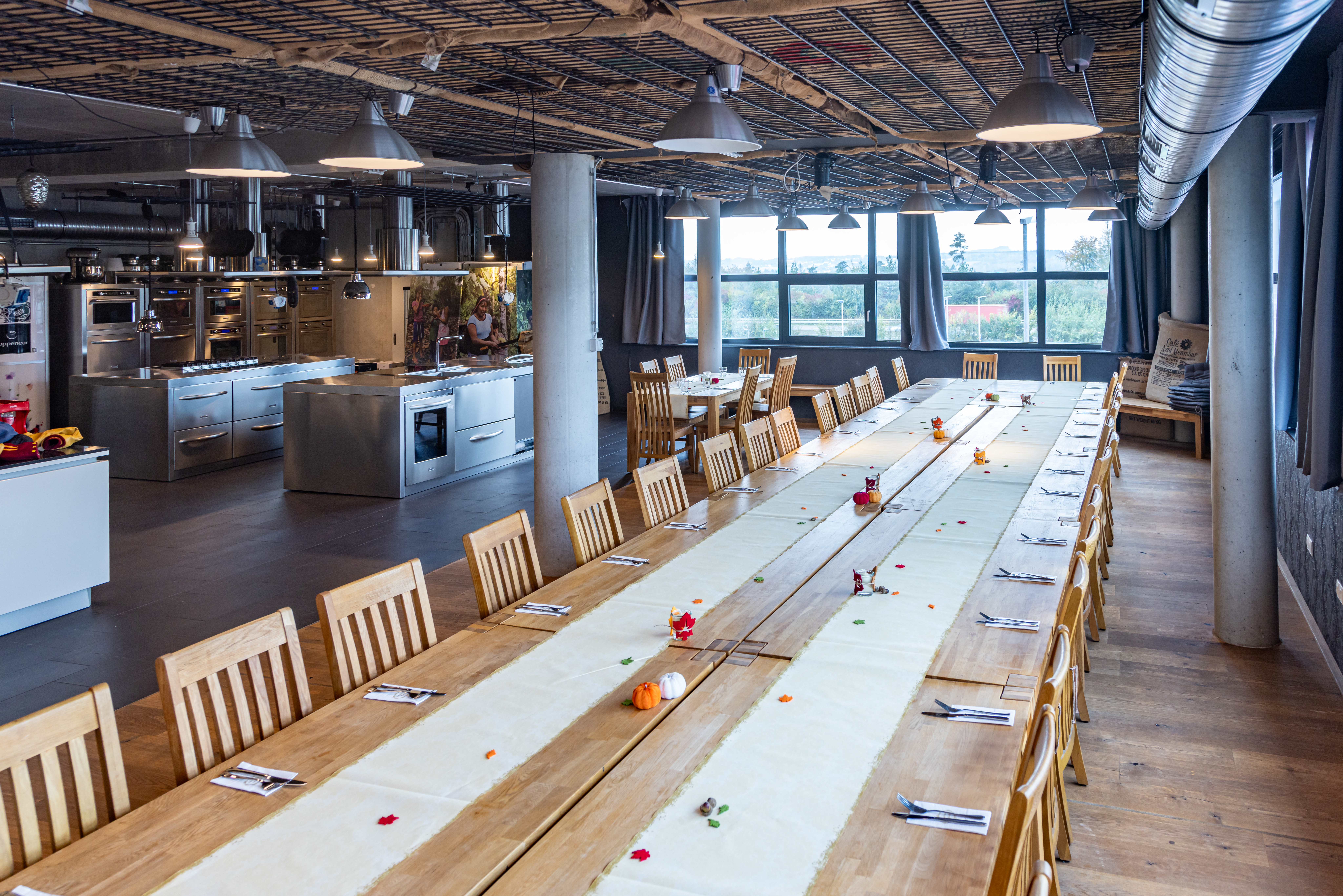 Coppeneur Eventküche mit langer Tafel für Seminare und Veranstaltungen
